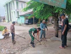 Babinsa Koramil 01/KDD Bersama Warga Desa Pasar Baru Gotong Royong Bersihkan Lingkungan 