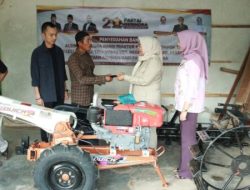 Elly Wahyuni Serahkan Bantuan Alsintan Kepada Gapoktan Pesawaran