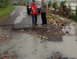 Watoni Tinjau Langsung Gorong-gorong Amblas di Marga Punduh Pesawaran