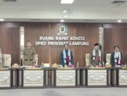 Hymne Guru Bergema di Ruang Rapat DPRD Lampung